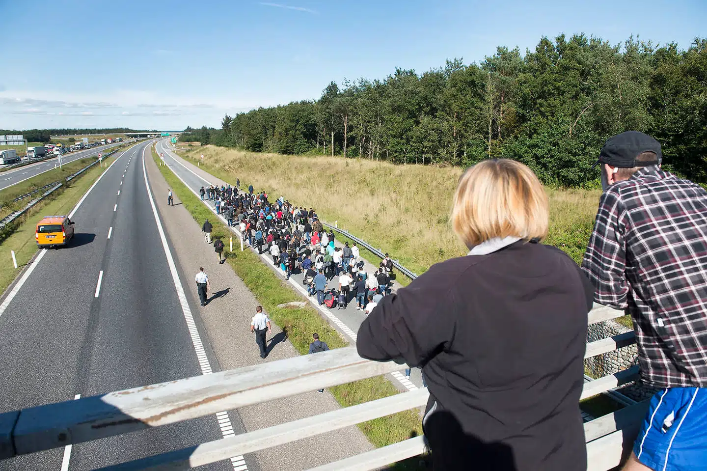 Hundredvis af mennesker vandrede i september 2015 mod nord på den sønderjyske motorvej. Undervejs blev de mødt af en mand, som spyttede på dem fra en motorvejsbro. Det er ikke manden på dette billede.
