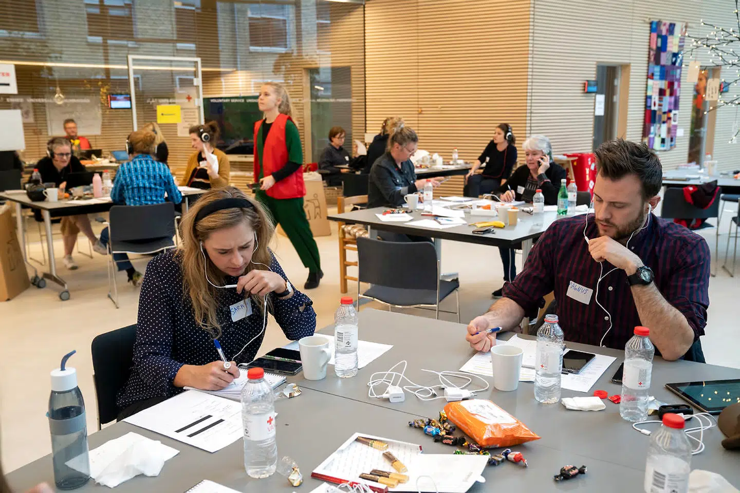 »De bureaukratiske krav til organisationslivet er enormt, og intet tyder på, at det bliver mindre efter Britta-sagen – hvor svindlen vel at mærke foregik i et ministerium, ikke i en civilsamfundsorganisation.« Reportagebillede fra Røde Kors hovedkontor.