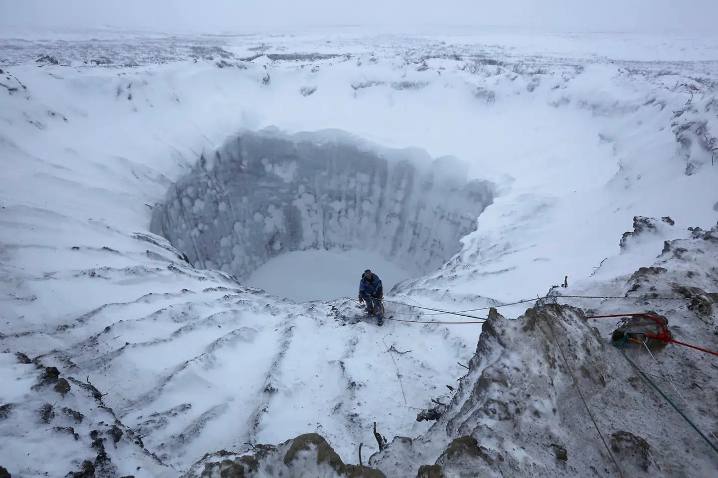 Dette er det første af de nu 17 kratere, der er opstået på Yamal-halvøen. Fotoet er fra 2014.
