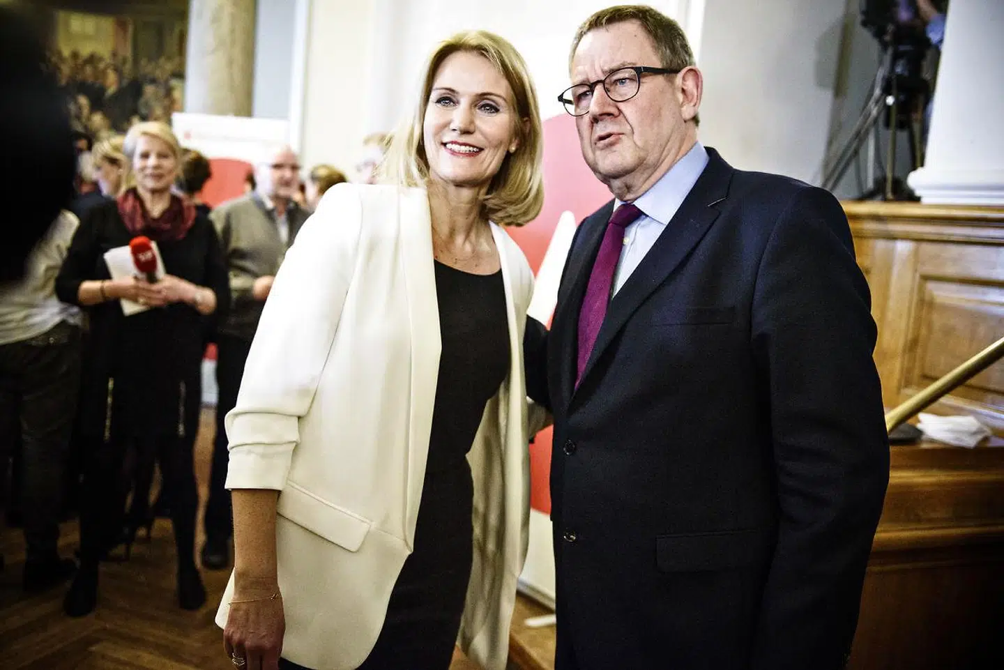 Poul Nyrup Rasmussen sættes i forbindelse med kontroversielt overvågningsprogram. Også Helle Thorning-Schmidt er blevet blandet ind i sagen, skriver Jyllands-Posten.
