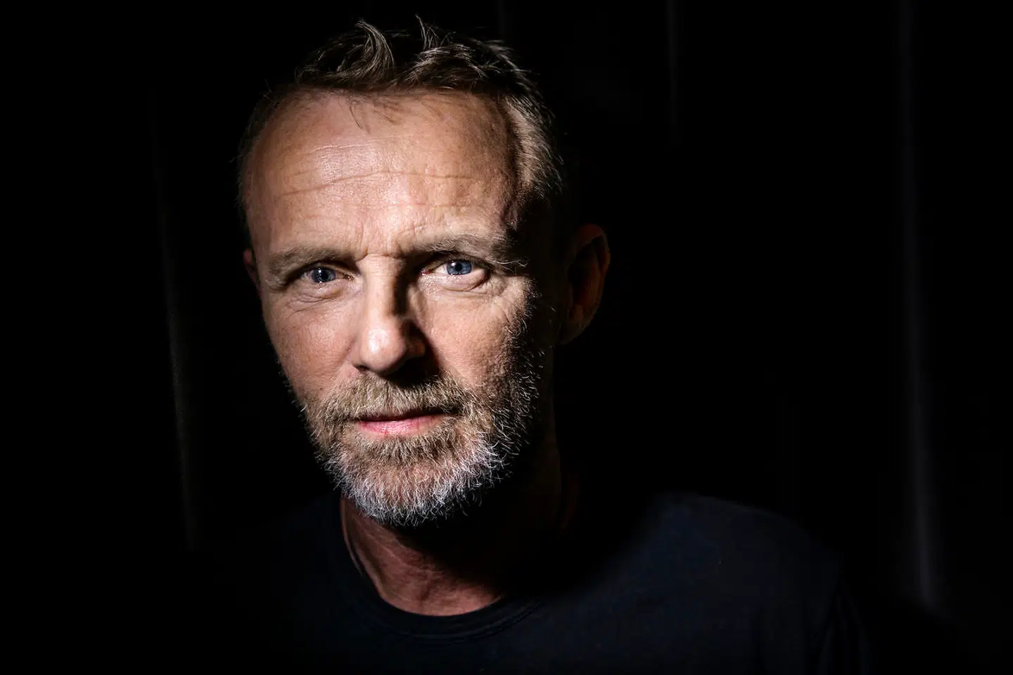 Den norske forfatte Jo Nesbøs jongleren med sandheder og løgne er akrobatisk smidig, og man både tvivler og tror på alt, hvad han skriver – på åbenlyse kendsgerninger, på løgnene og på de mange lag, der kan ligge i en konstrueret sandhed.