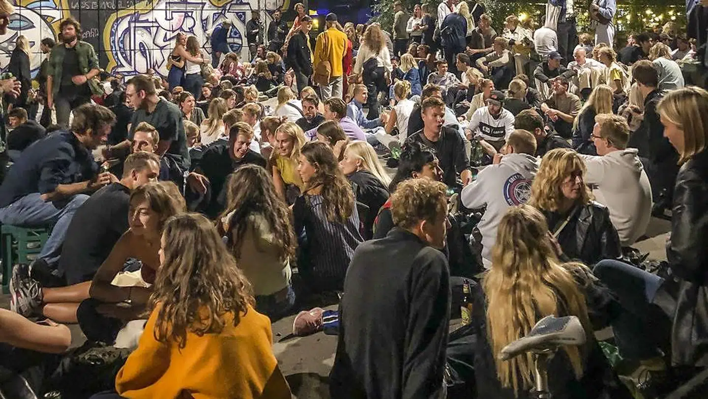 Unge ved Nørrebroparken i København fester en augustnat i år.