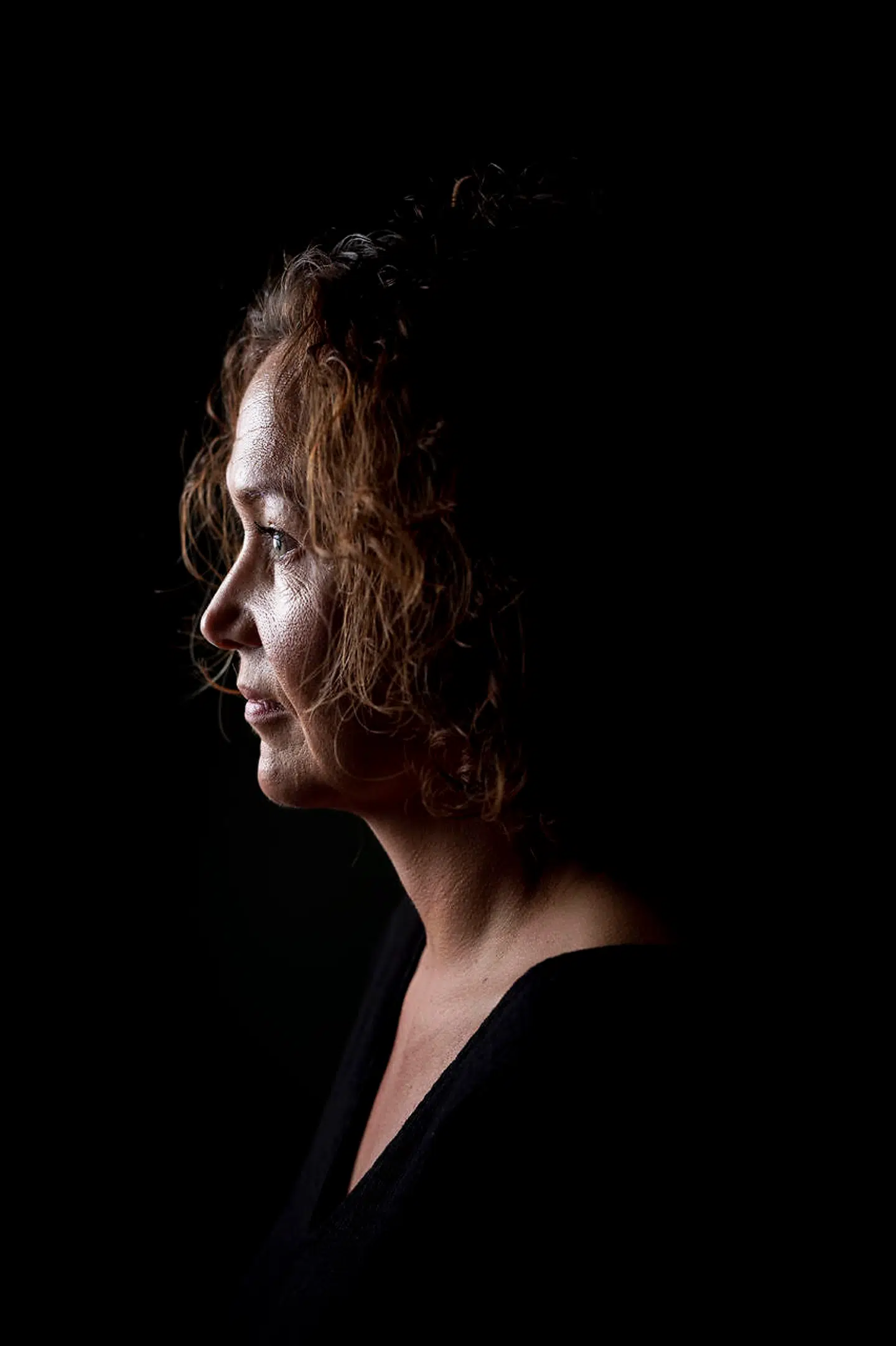 »Jeg vidste slet ikke, hvad PTSD var. Det var først senere, at jeg fornemmede at der lå noget indeni ham, som vi ikke havde fået talt om«. Karina Stockholm er gift med Nicolai, der flere gange har været udsendt som soldat. I dag kæmper parret med hans mén.