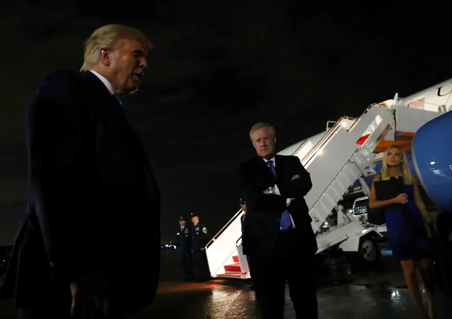 Præsident Donald Trump ilede ud af en flyvemaskine og benægtede historien. REUTERS/Leah Millis