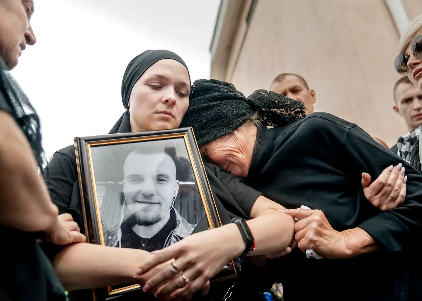Ingen havde hørt fra Nikita Krivtsov, efter han deltog i protesterne i Minsk. Ti dage senere blev han fundet død hængt i en skov i byen. Myndighederne kalder det et selvmord, men her blandt den nærmeste familie klædt i sort er ingen i tvivl om, hvad der sket. Nikitas mor, enke og mormor samlet på vej mod kirkegården.