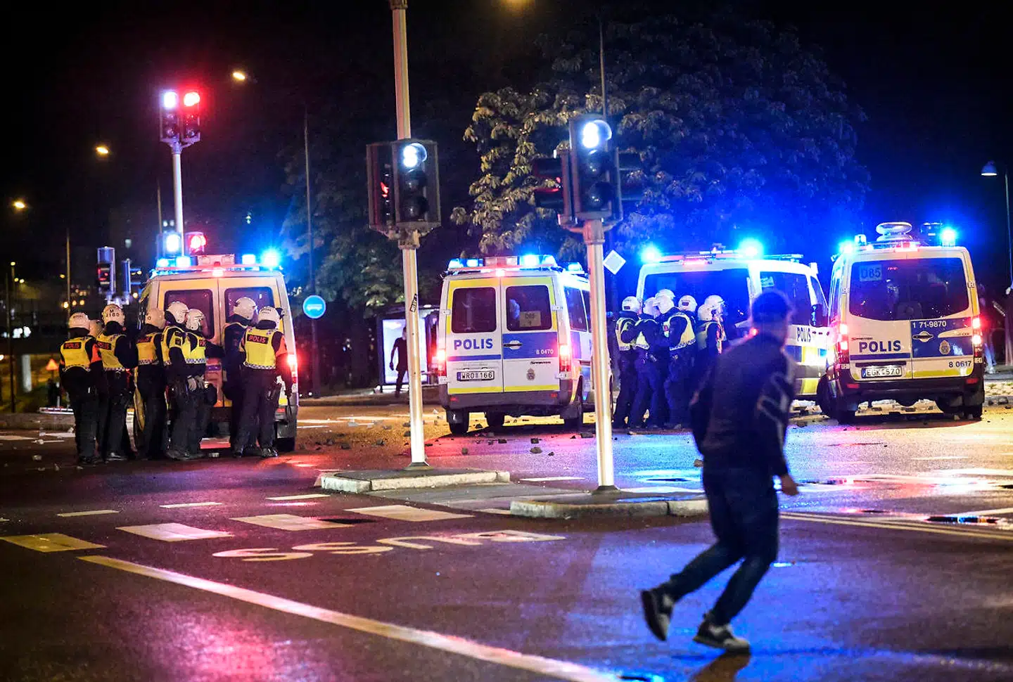 Demonstranter kaster brosten mod politiet efter koranafbrænding i Malmø. Svensk journalist og debattør afviser, at fejlslagen integration er forklaringen. Foto: 50090 TT/Ritzau Scanpix