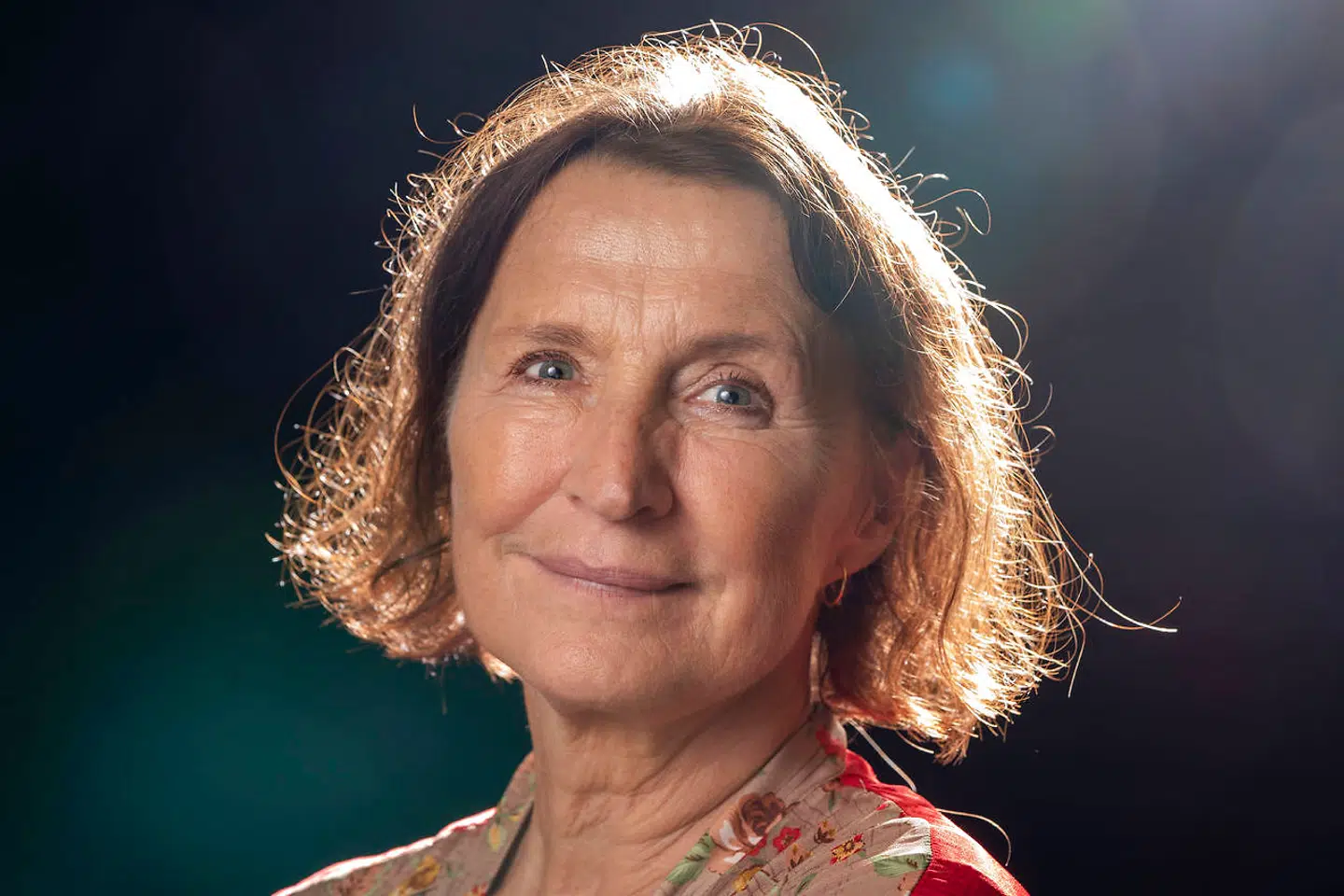 »Jeg elsker ved at være på Det Kongelige Teater,« siger Karen-Lise Mynster, som i denne sæson også skal være med i »Ebberød Bank«.»Det er jo en politisk farce, der handler om banker og penge og om, hvordan vores politiske system er fuldstændig absurd. Efter alle bankskandaler er det teater til tiden.«