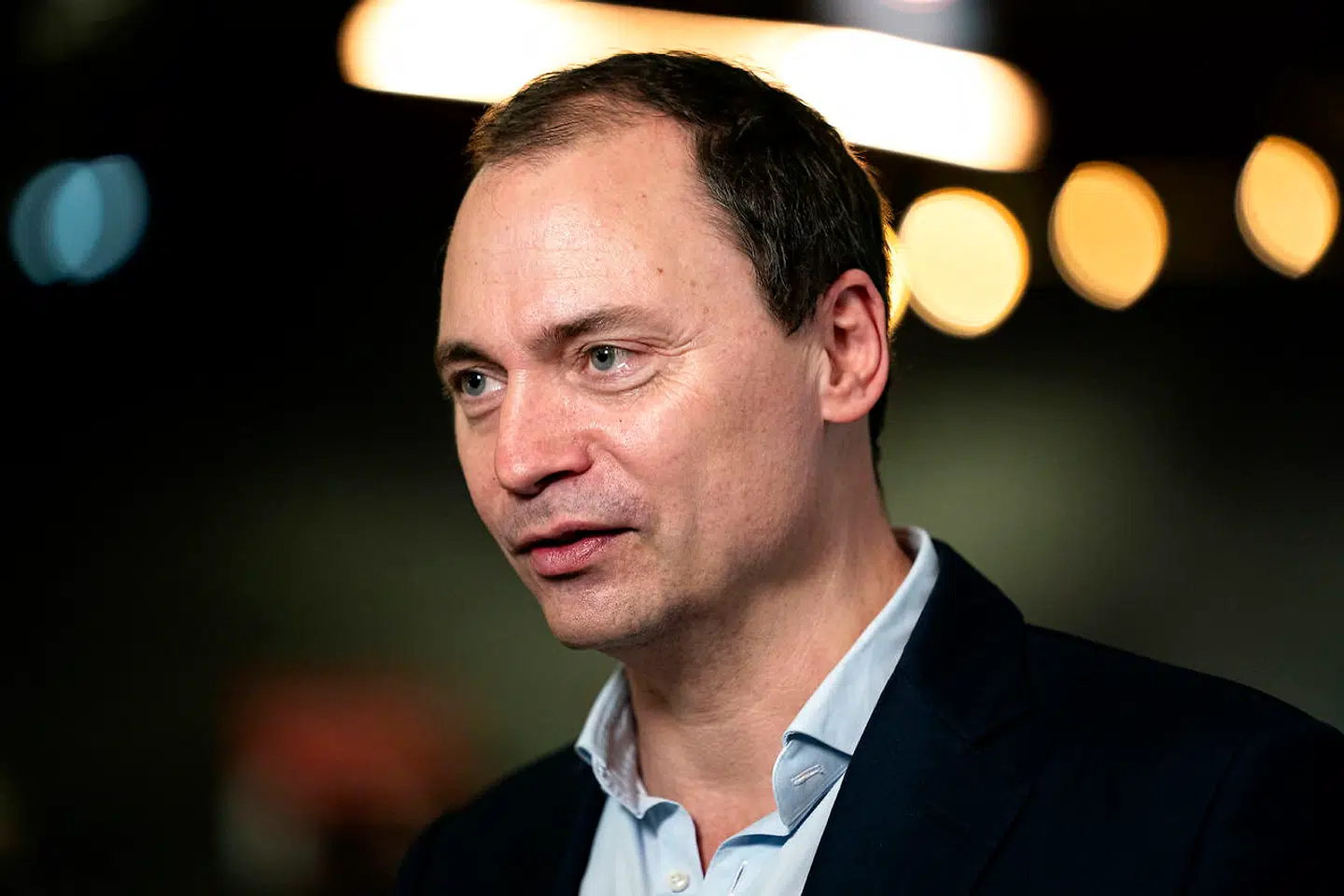 Det kan blive for dyrt at få en million elbiler på gaden i 2030, mener Venstres klimaordfører, Tommy Ahlers. »Det er ikke koste, hvad det koste vil,« siger han.