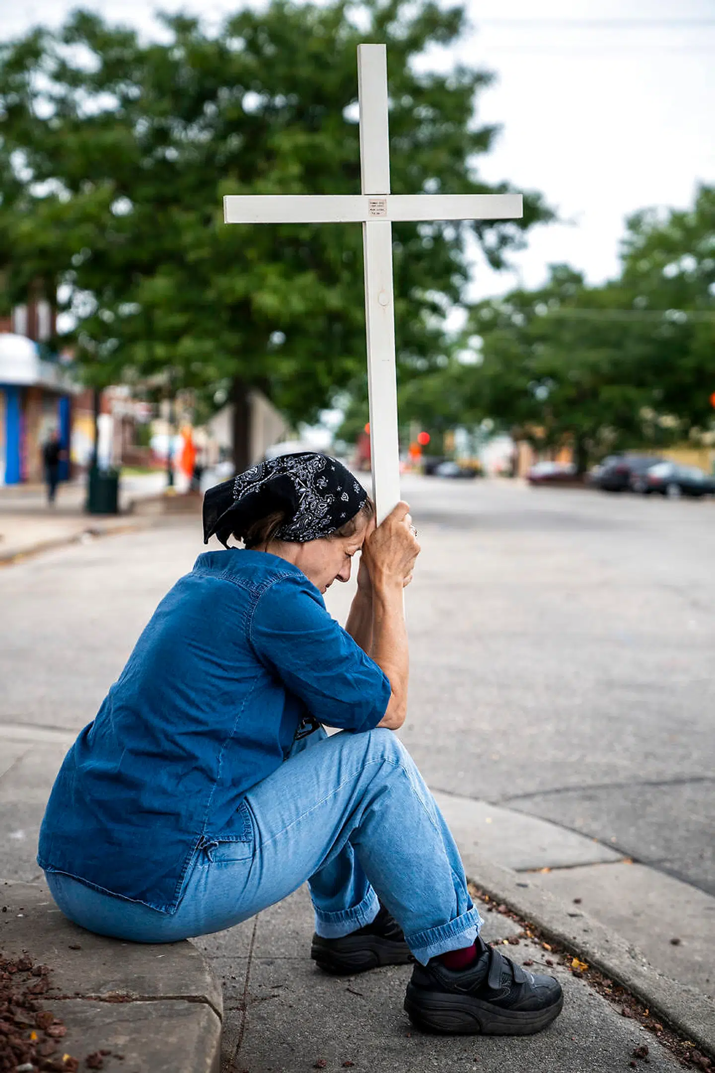 Diana Graves beder for menneskeheden efter urolighederne i Kenosha.
