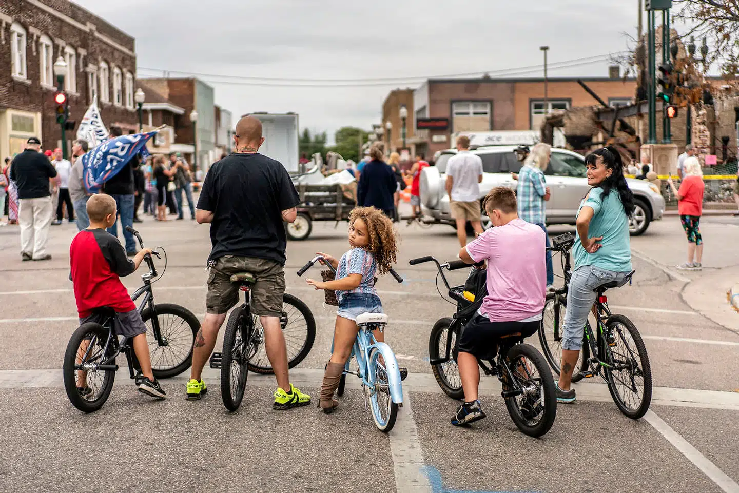 En familie følger det fine besøg i Kenosha.