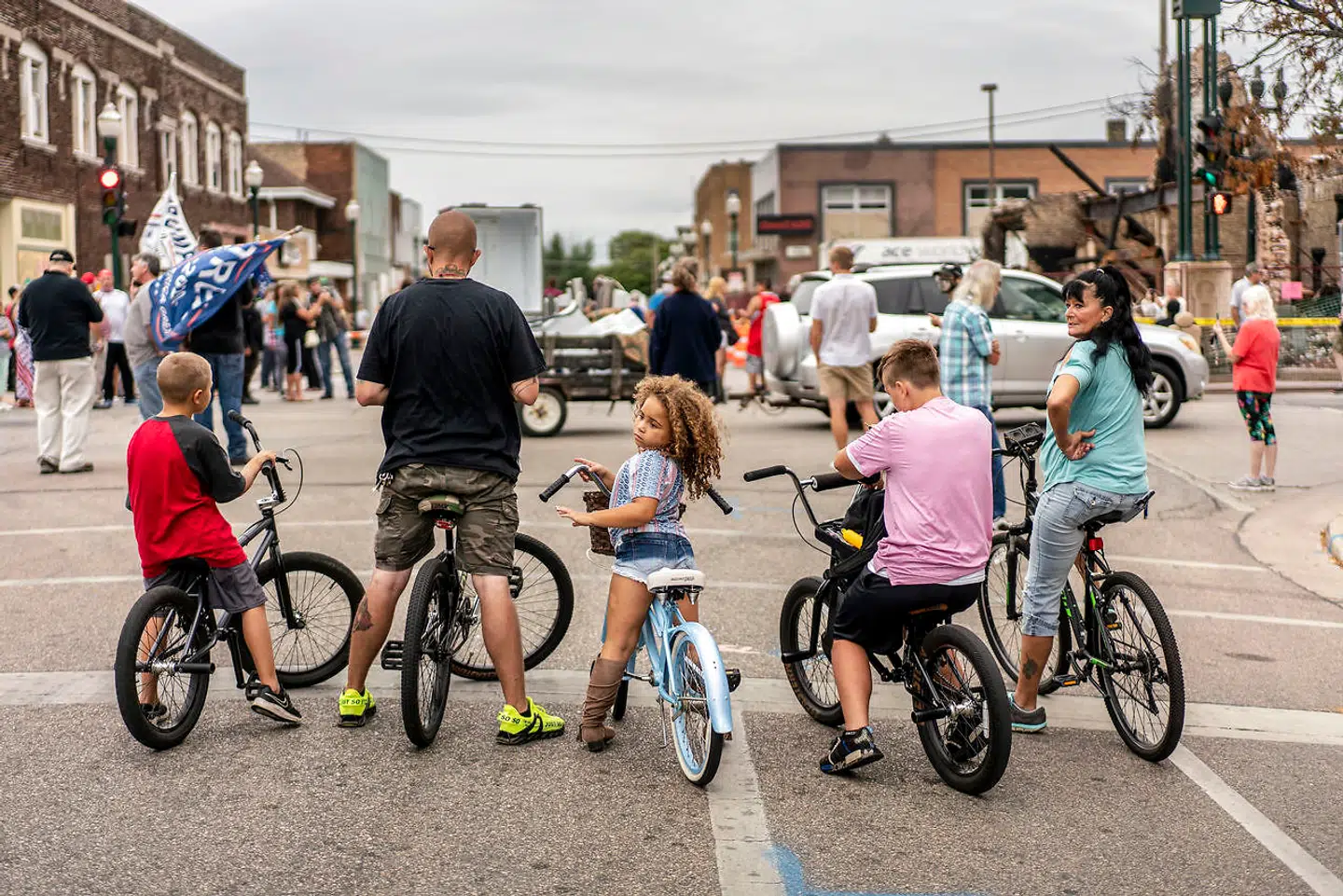 En familie følger det fine besøg i Kenosha.
