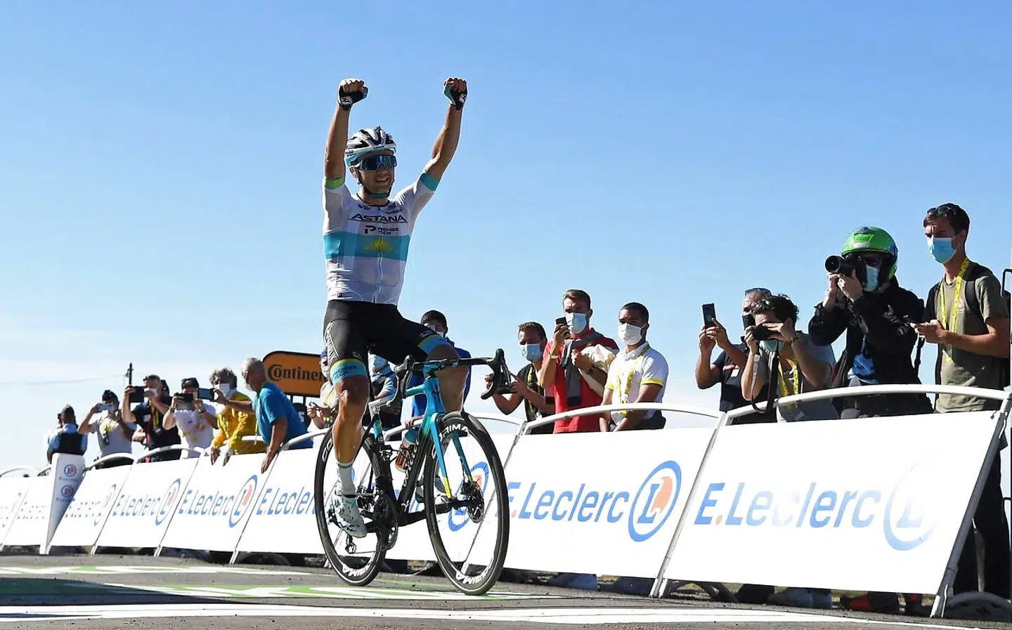 Den er hjemme – Alexey Lutsenko fra Kasakhstan blev torsdagens hovedperson i Tour de France, da han kørte alene i mål på 6. etape.