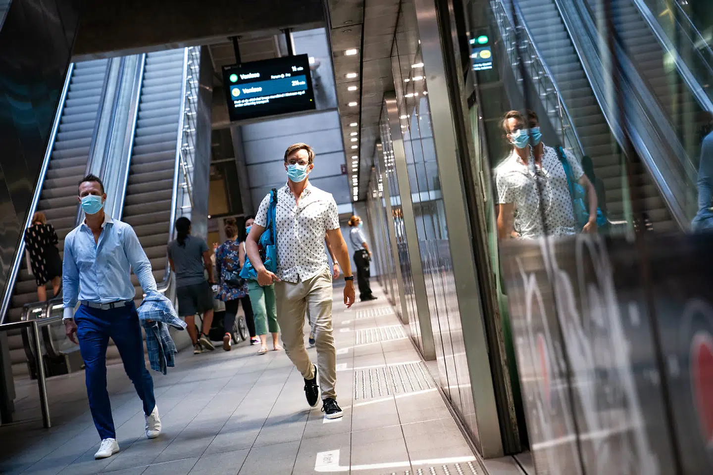 Krav om mundbind eller visir i offentlig transport. (Foto: Emil Helms/Ritzau Scanpix)