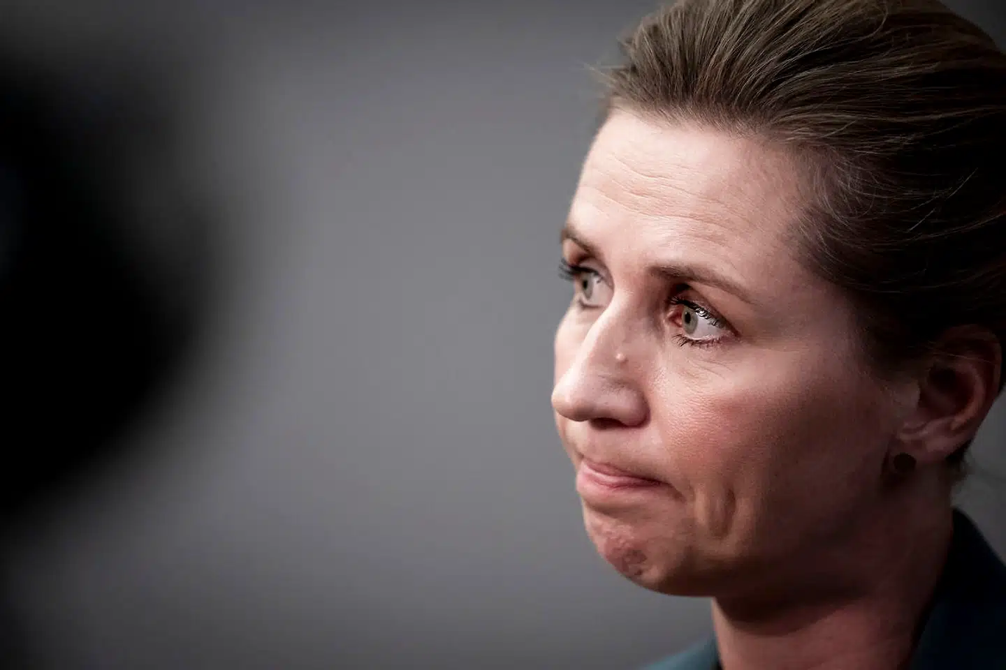 »Det vil oplagt irritere partiledelsen enormt, at han går ud i fuld offentlighed og forsøger at lave et opgør med Socialdemokratiets kurs i udlændingepolitikken,« siger Berlingskes politiske kommentator, Thomas Larsen, om folketingsmedlem Daniel Toft Jakobsen, der i en ny bog går imod centrale dele af partiets politik. Thomas Larsen mener blandt andet, at statsminister Mette Frederiksen (foto) ikke vil »tolerere et åbent opgør«.