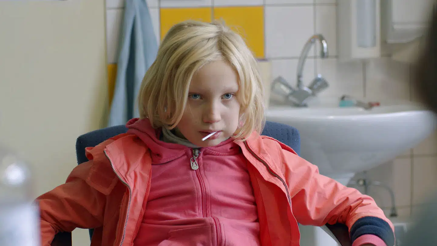 »Mit hjerte elsker alle de umuligste børn / de som ingen holder af og ingen kan forstå,«, som Tove Ditlevsen skrev - og selvom Benni kan være svær at forstå, kan man alligevel undrer sig, at et barn, der så tydeligt har brug for ro og varme istedet ordineres konstant omskiftelighed og systemets venlige venlige protokoller.