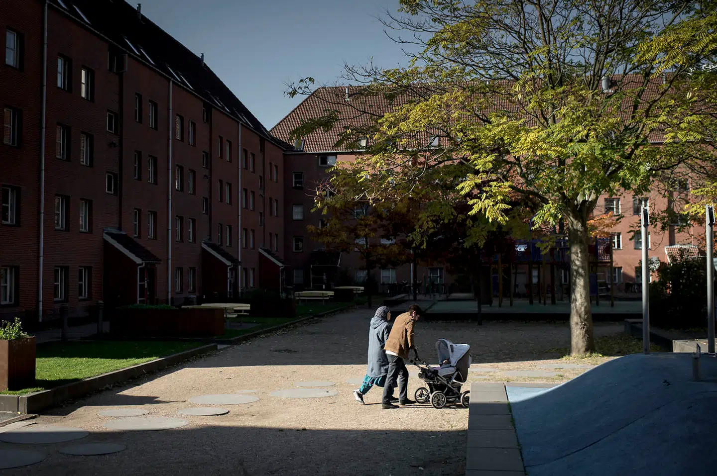 Antallet af ikkevestlige indvandrere i Danmark falder, og det gør det ifølge Danmarks Statistik, fordi der er en stigende udvandring og mindre indvandring. Billedet er fra Mjølnerparken i København.