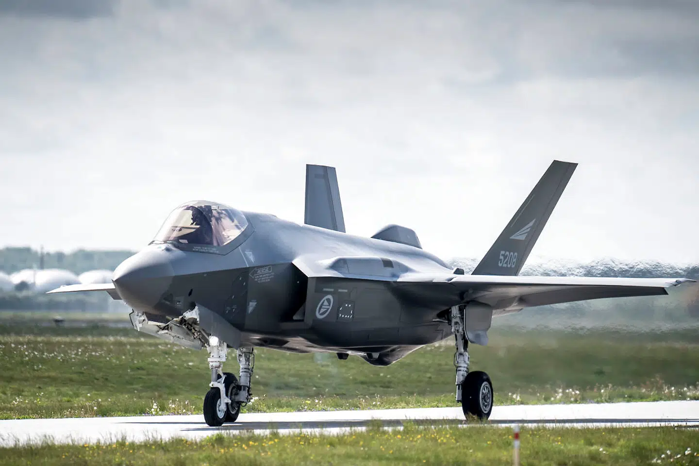 »Hvis vi skal kunne beskytte danske interesser, er det vigtigt, at vi har midlerne til det, og de midler er flere kampfly, der kan afværge russernes indtog på den danske grænse,« skriver Niels Flemming Hansen.