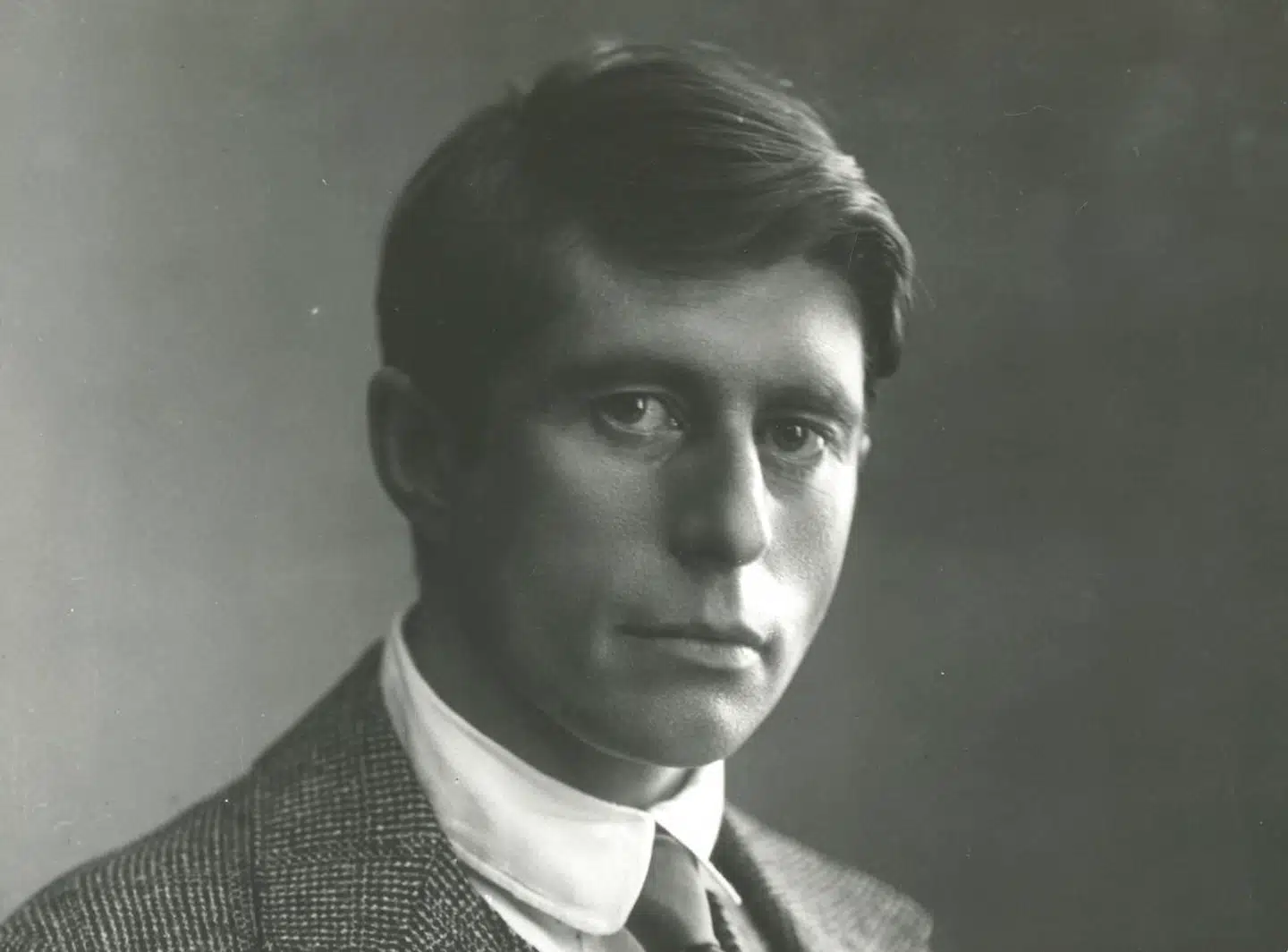 Knud Rasmussen var opvokset i Jakobshavn og lærte tidligt grønlandsk og at køre slæde. Han ønskede at udforske inuitternes verden, som ellers var ganske ukendt for danskerne.