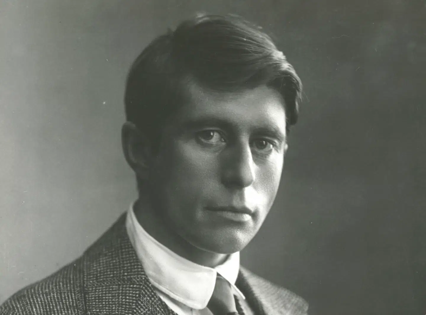 Knud Rasmussen var opvokset i Jakobshavn og lærte tidligt grønlandsk og at køre slæde. Han ønskede at udforske inuitternes verden, som ellers var ganske ukendt for danskerne.