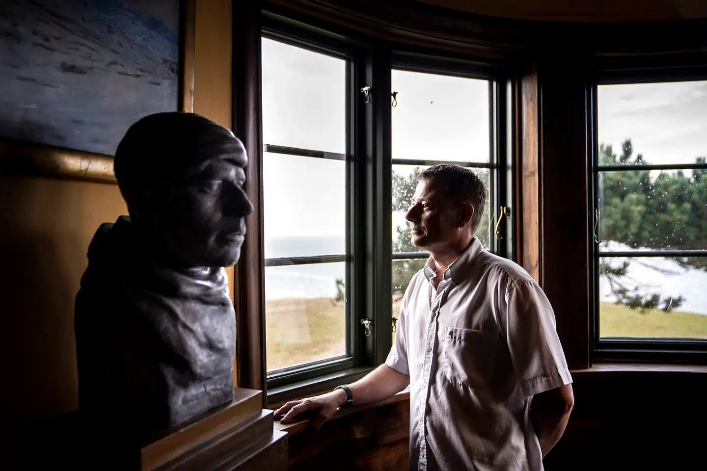 »Alt, hvad der sker i nutiden, påvirker naturligvis også museerne. Vi er i disse år med i et større europæisk projekt om migration og forholdet mellem minoriteter og majoritet. Vi interviewer grønlændere i Danmark om deres møde med Danmark og danskerne, om deres liv og kultur,« siger museumsinspektør Søren la Cour Jensen, der er daglig leder af Knud Rasmussens Hus og Arkiv.