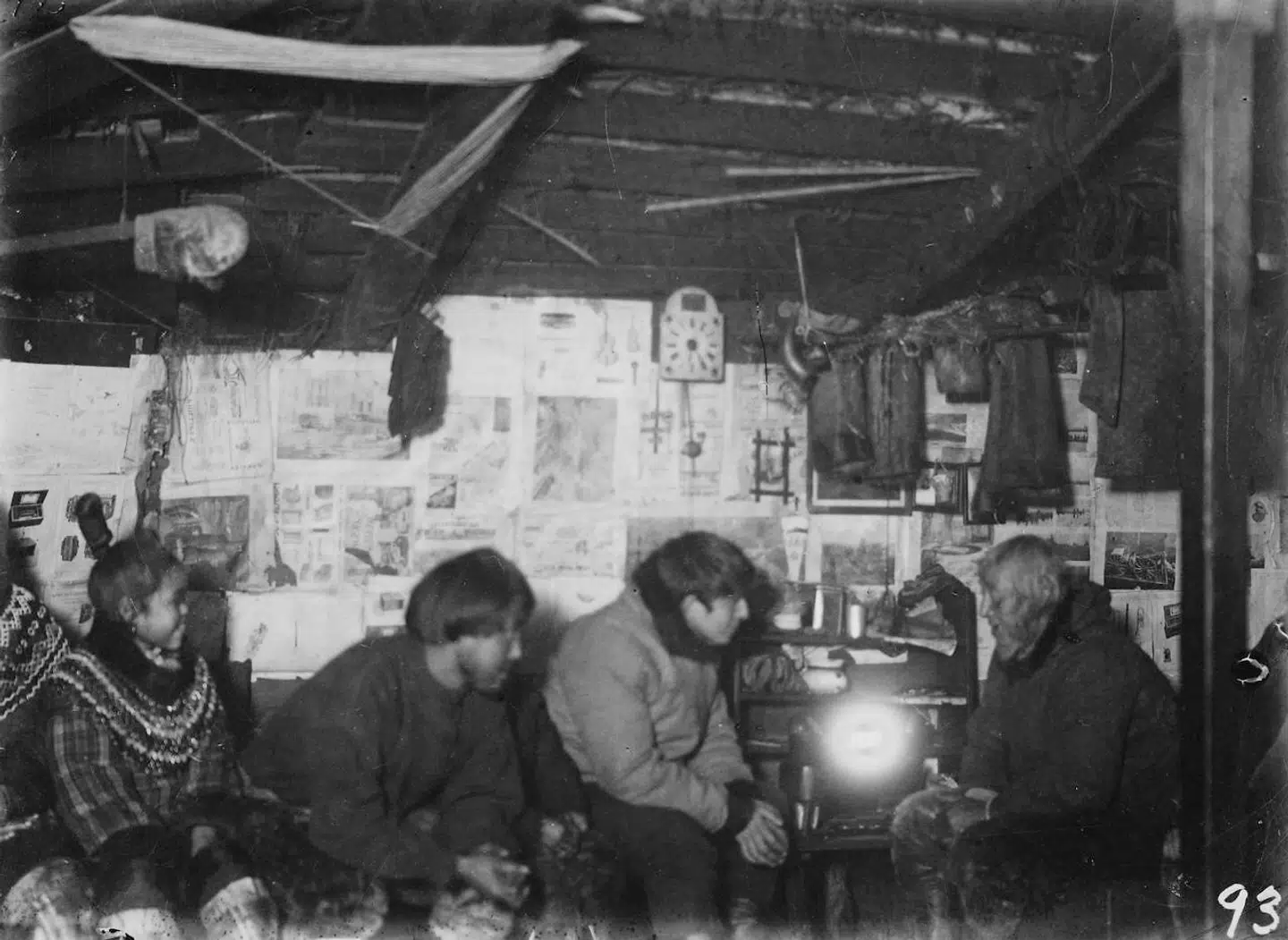 Knud Rasmussen hos inuitter under en af sine mange ekspeditioner. Han talte selv grønlandsk – i modsætning til andre grønlandsforskere – så han havde bedre mulighed for at komme tættere på inuitterne.