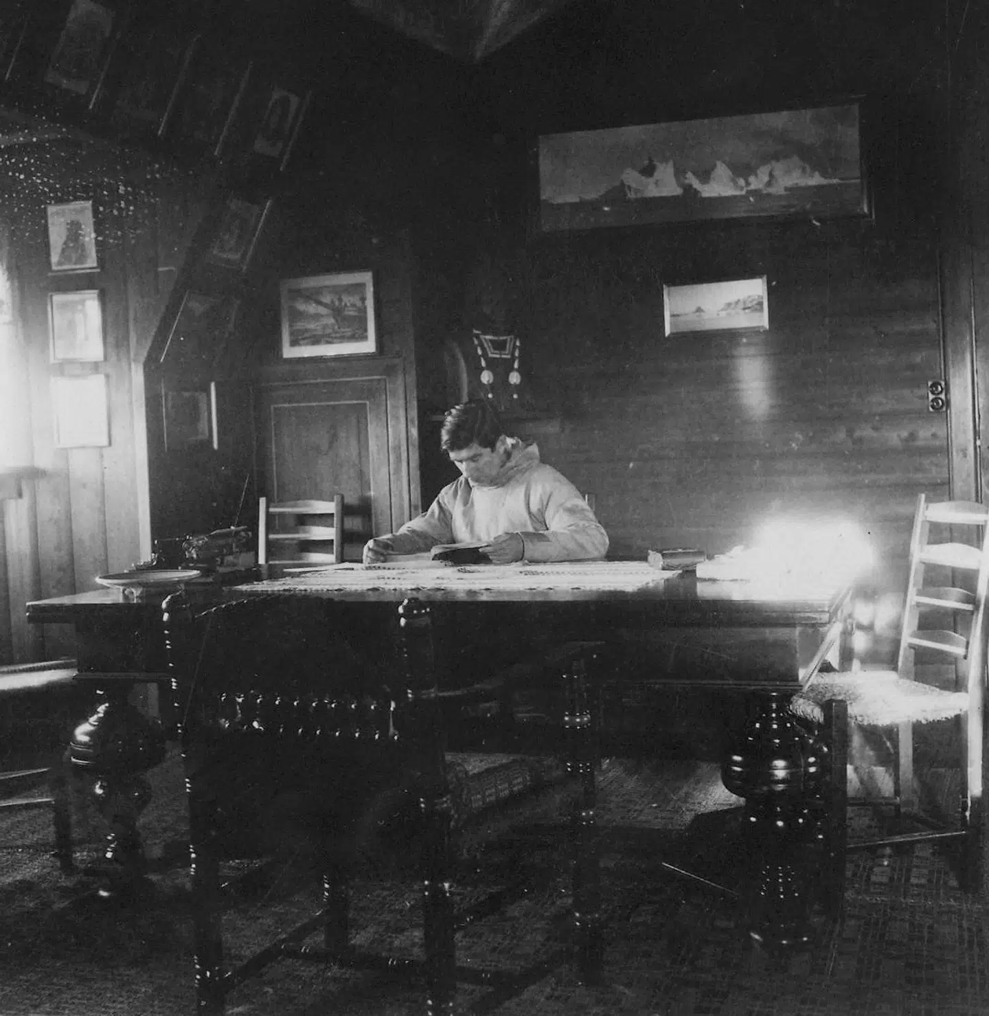 Knud Rasmussen i sit arbejdsværelse i Knud Rasmussens Hus i Hundested.