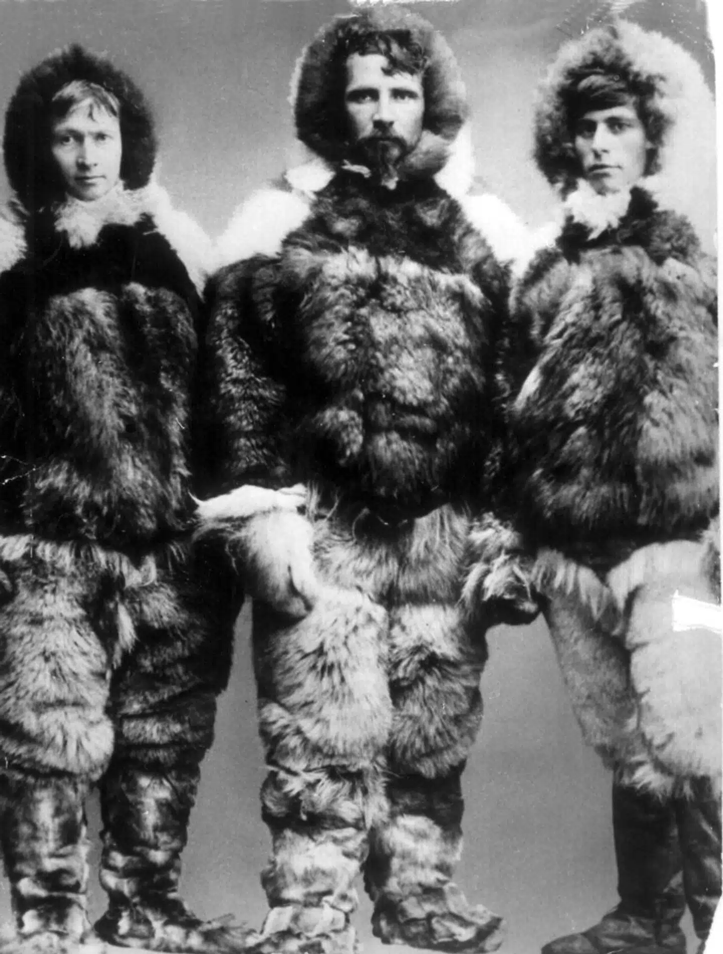 Foto fra starten på den såkaldte litterære grønlandsekspedition 1902-1904. Fra venstre maleren Harald Moltke, forfatteren Ludvig Mylius-Erichsen og den purunge Knud Rasmussen.