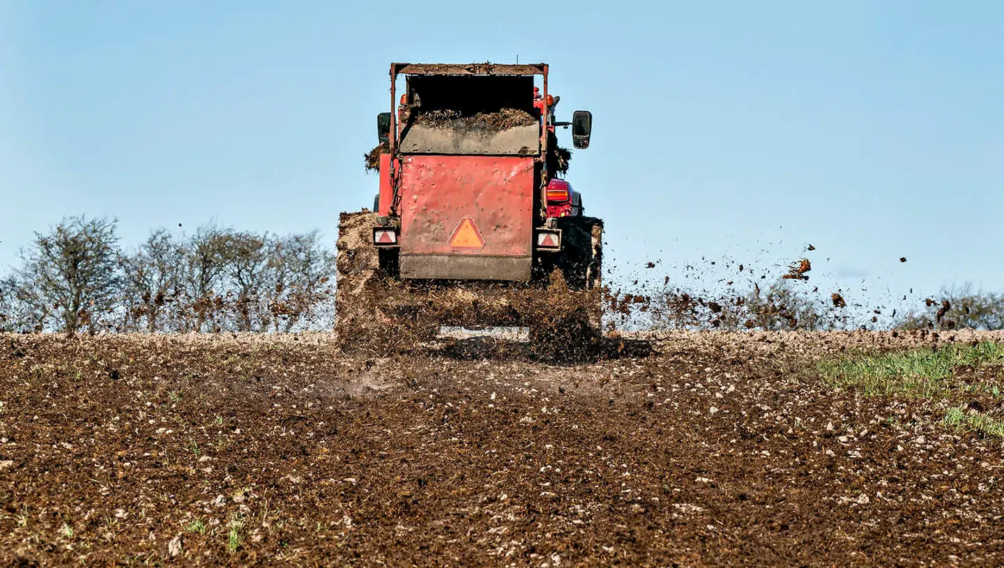 En landmands spredning af biogødning er forklaringen på lugtgenerne i Farum.