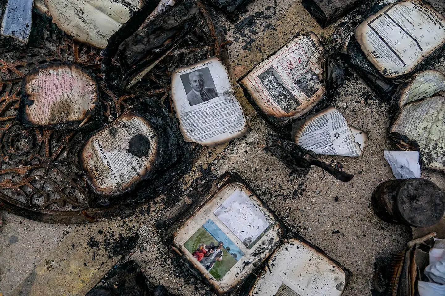 Fotoalbum og gamle avisudklip med billeder af medlemmer af Dansk Broderskab, der er reddet ud af den nedbrændte bygning.