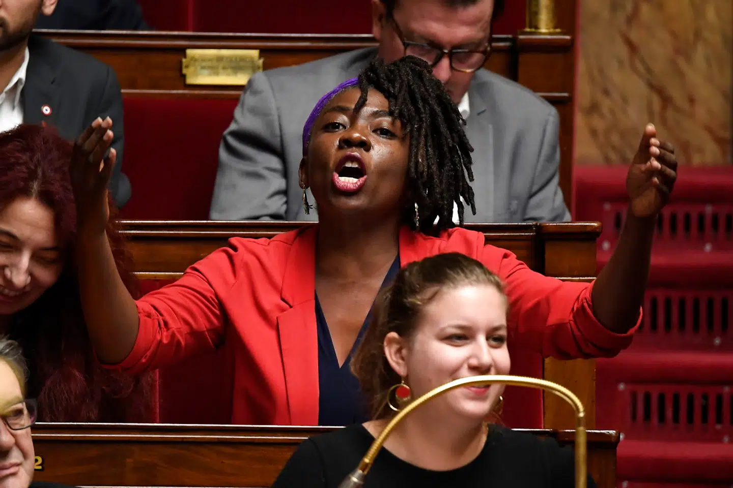 Danièle Obono gestikulerer under en debat i Nationalforsamlingen. Hun er kendt som en magtfuld stemme i Frankrigs giftige debat om race og historiesyn.