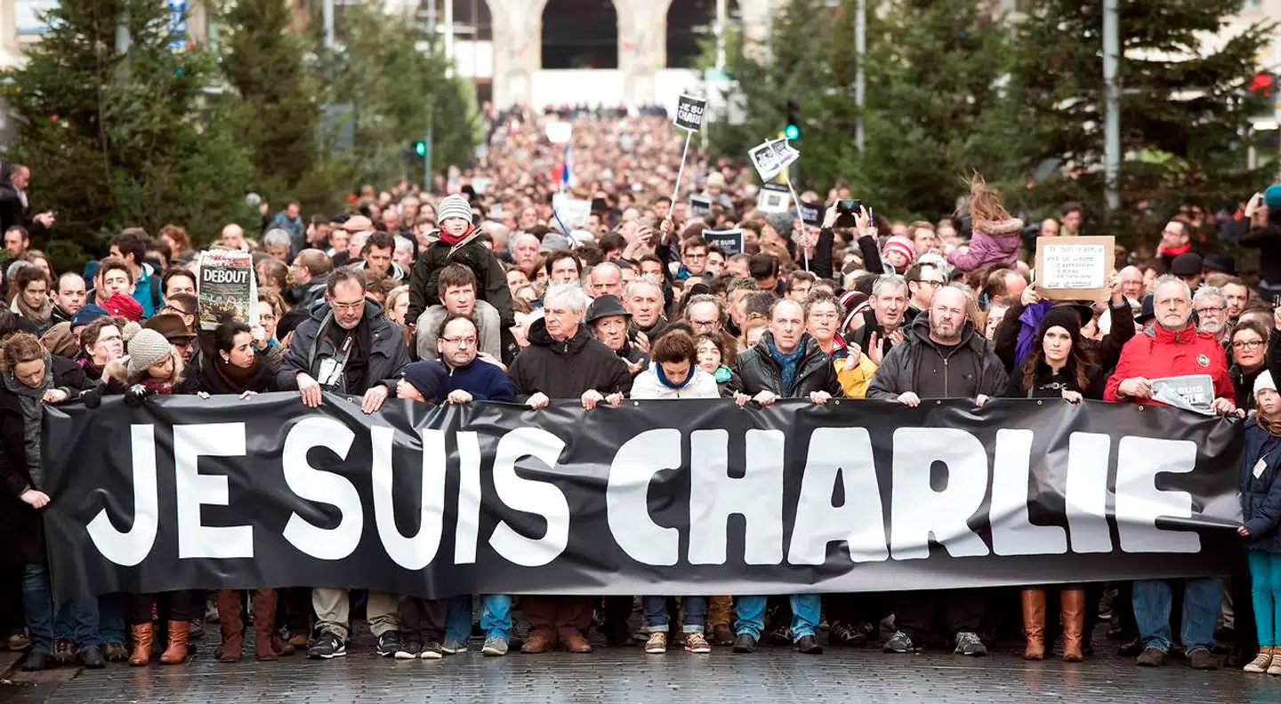 »Je suis Charlie« blev motto for de massive protester efter det blodige attentat mod Charlie Hebdo i januar 2015, som her ved en demonstration i Lille. Men ikke alle følte sig som Charlie, heriblandt Danièle Obono, hvilket journalisten Caroline Fourest nu river hende i næsen.