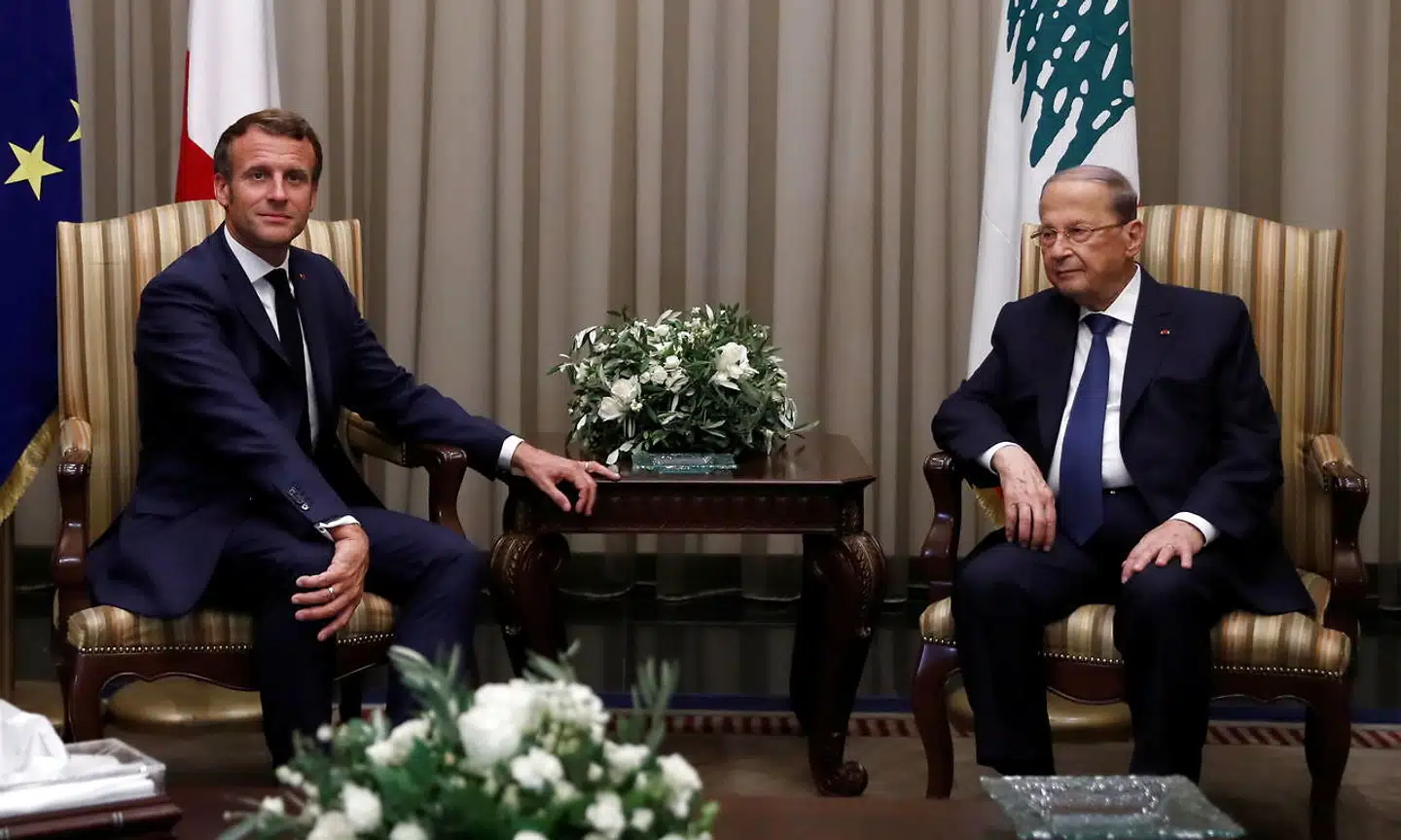Mandag aften mødtes præsident Macron med den libanesiske præsident, Michel Aoun, som modtog ham i lufthavnen. De skal ellers først have et officielt møde senere tirsdag. Macron tilbragte sin første aften i landet i selskab med den folkekære sangerinde, Fayruz, som blandt andet blev overrakt en æresmedalje for sin livslange musikalske karriere.
