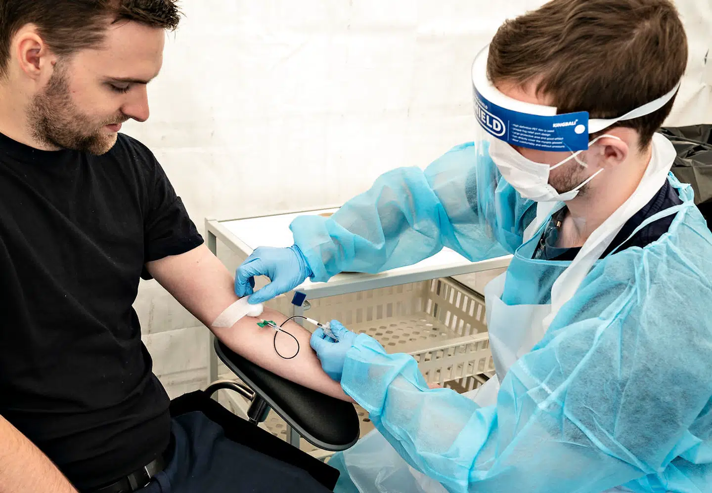 En af grundene til, at flere lande registrerer flere smittede, kan være, at man flere steder er begyndt at gennemføre langt flere test af borgere end tidligere. Det kan dog ikke ses på tallet i Danmark, hvor antallet af nye smittede fortsat er lavt, selv om smittetrykket er steget de seneste dage.