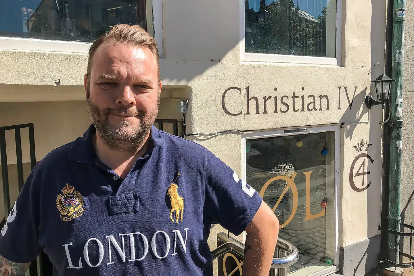 Peter Frederiksen, ejer af blandt andet værtshuset Christian IV på Højbro Plads: »Man kan jo ikke stå og diskutere med en politibetjent sent lørdag nat, for han har truffet en beslutning.«