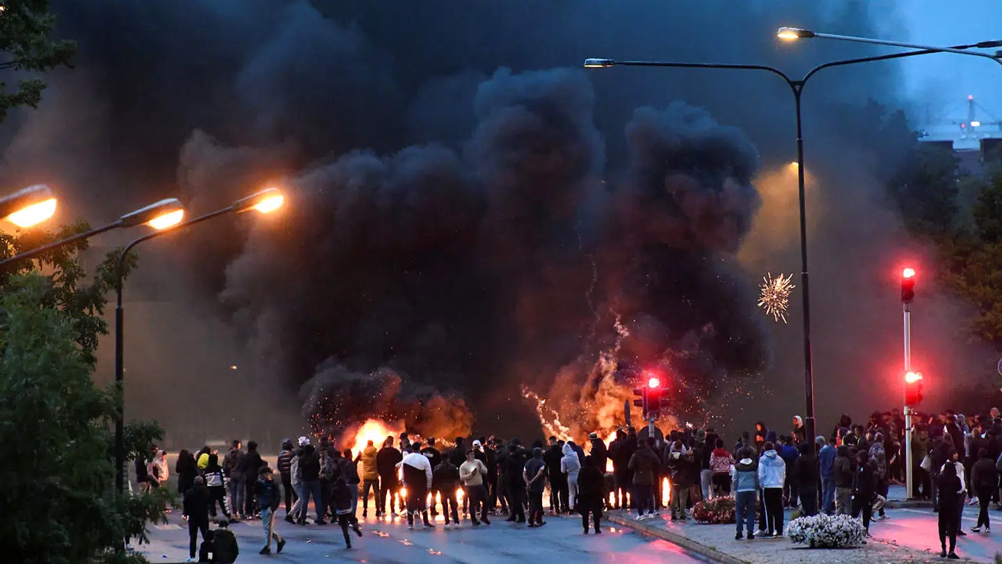Voldsomme uroligheder fandt sted i Malmø i fredags, efter at danske Stram Kurs-medlemmer var dukket op i gaderne for at brænde koraner af. Det var dog ikke kun Stram Kurs, demonstranterne tordnede imod. Nogle af dem råbte også antisemitiske tilråb, lyder det fra politiet.
