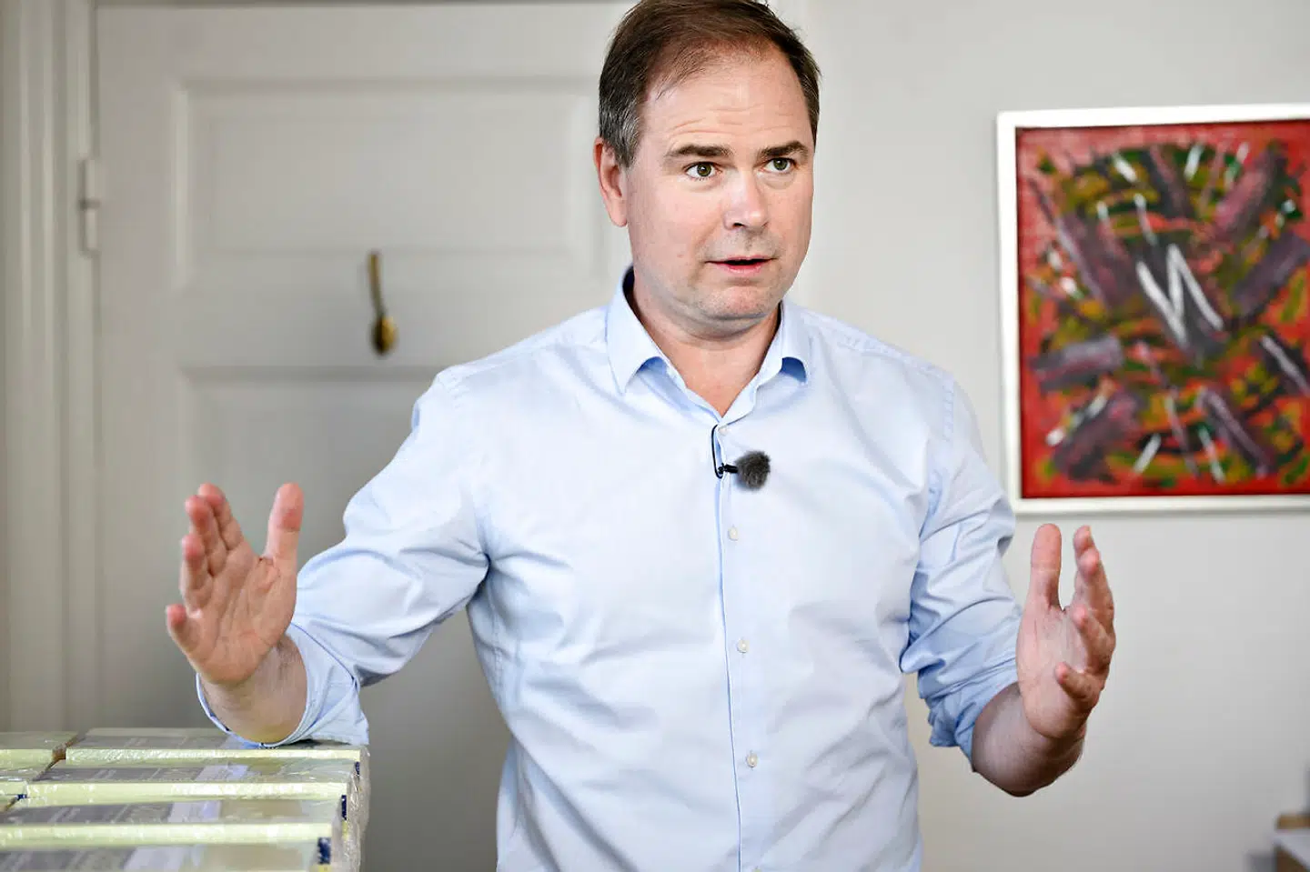 Finansminister Nicolai Wammen (S) tager imod de trykte eksemplarer af forslaget til næste års finanslov i Finansministeriet i København, søndag den 30. august 2020. Regeringens støttepartier kræver, at klima, minimumsnormeringer og velfærd ikke drukner i milliardhensættelser til coronaberedskab. Det skriver Ritzau, mandag den 31. august 2020.. (Foto: Philip Davali/Ritzau Scanpix)