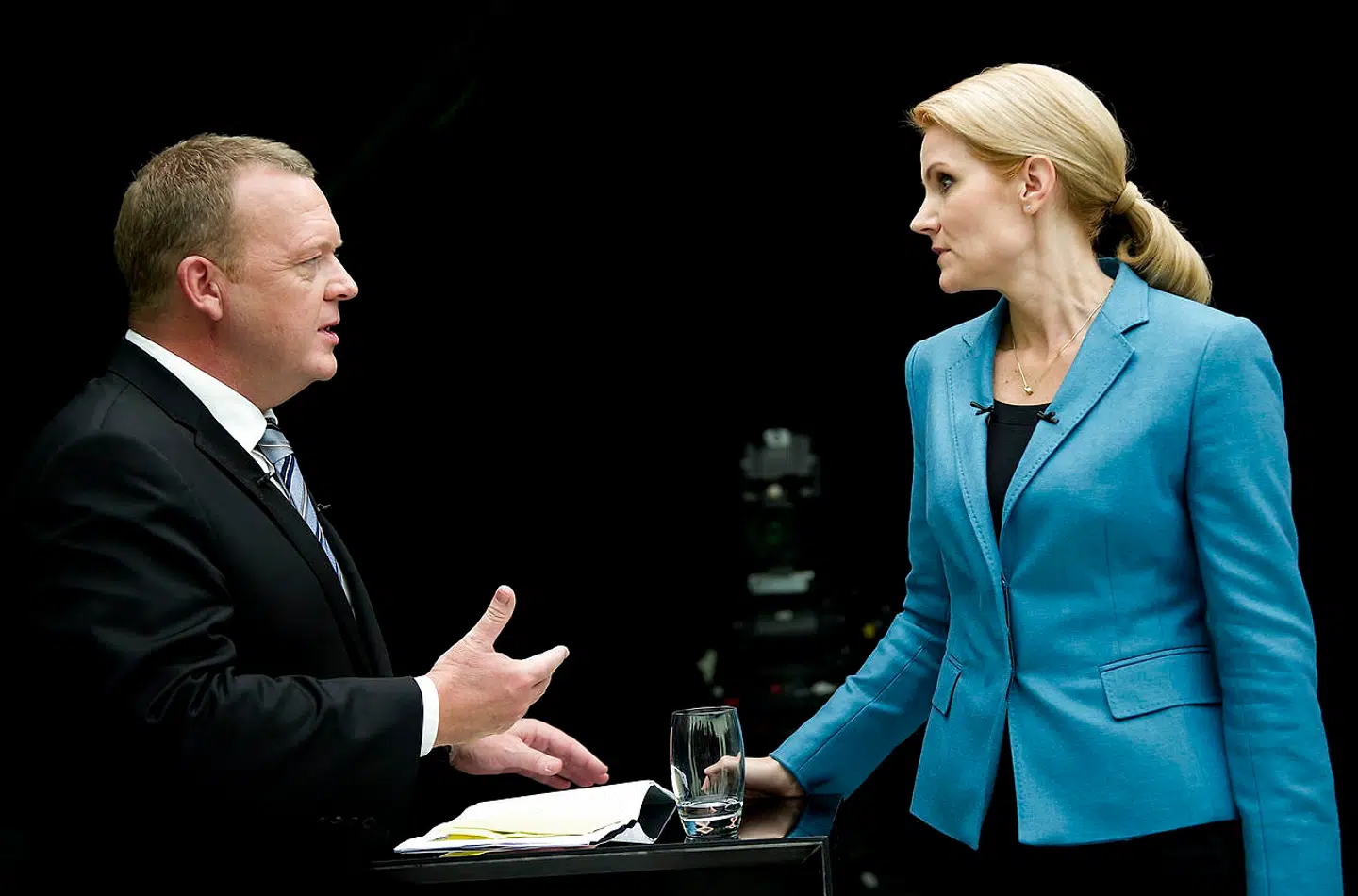 Lørs Løkke Rasmussen (V) og Helle Thorning-Schmidt (S) er begge forhenværende statsministre og partiformænd. Nogle vil mene, at deres tilgang til dansk politik efter at have mistet magten er vidt forskellig. Her ses de to efter en af deres TV-dueller under valgkampen tilbage i 2011.