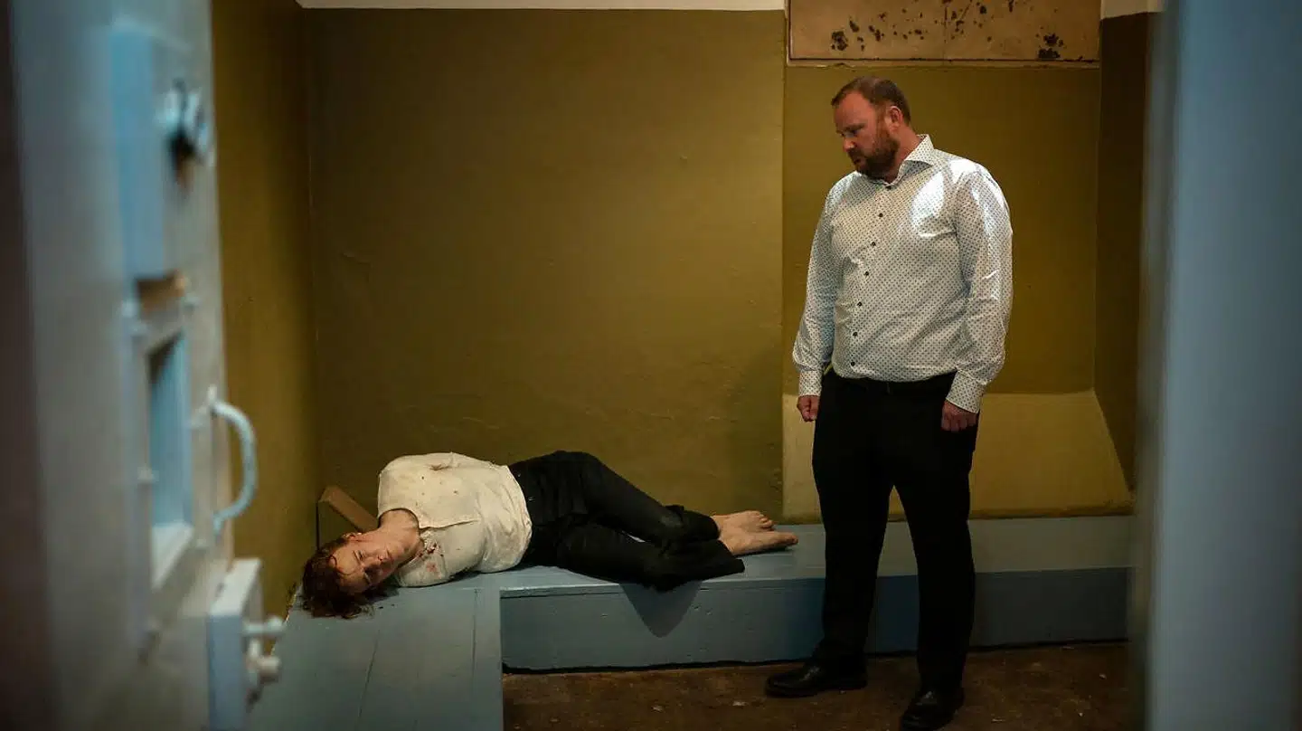 Leder og museumsinspektør Søren Tange Rasmussen står i torturrummet i Gestapos tidligere hovedkvarter i Aarhus, hvor der nu er museum. På sengen ligger en voksfigur af en ung mand, der netop er blevet tortureret.