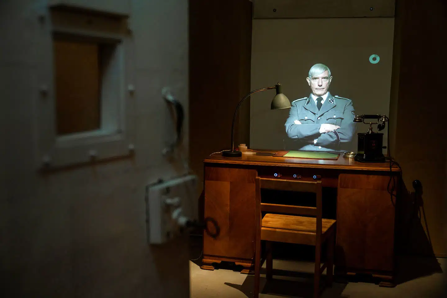 Bestættelsesmuseet i Aarhus ligger i det tidligere Gestapo-hovedkvarter. I første rum på museet bliver man forhørt af en Gestapomand, der giver mulighed for at stikke kammerater eller tie og blive tortureret.