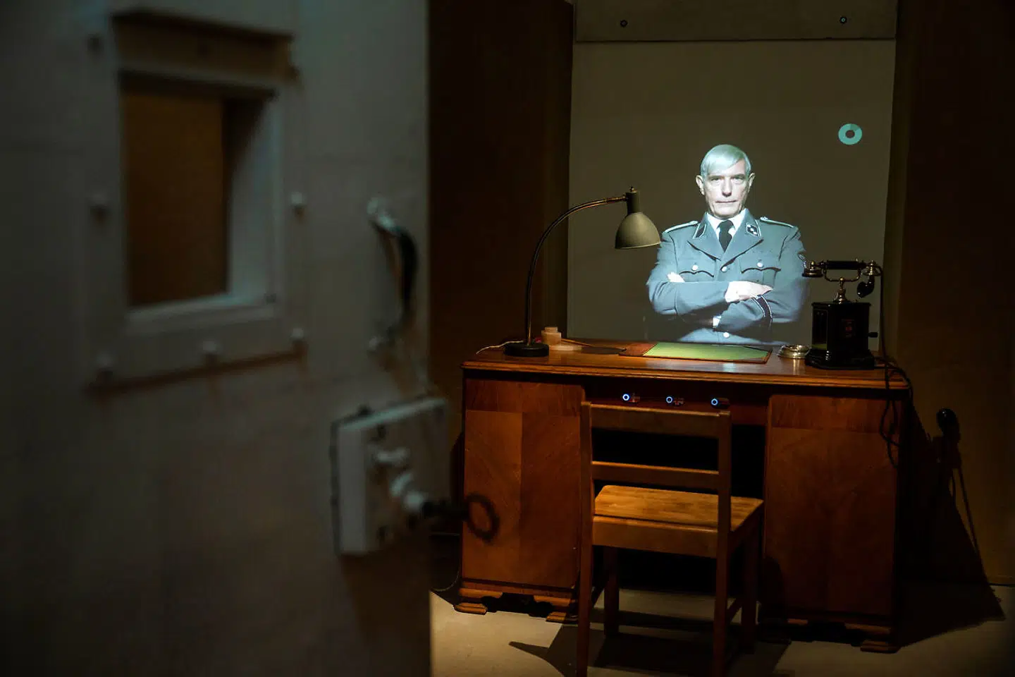 Bestættelsesmuseet i Aarhus ligger i det tidligere Gestapo-hovedkvarter. I første rum på museet bliver man forhørt af en Gestapomand, der giver mulighed for at stikke kammerater eller tie og blive tortureret.