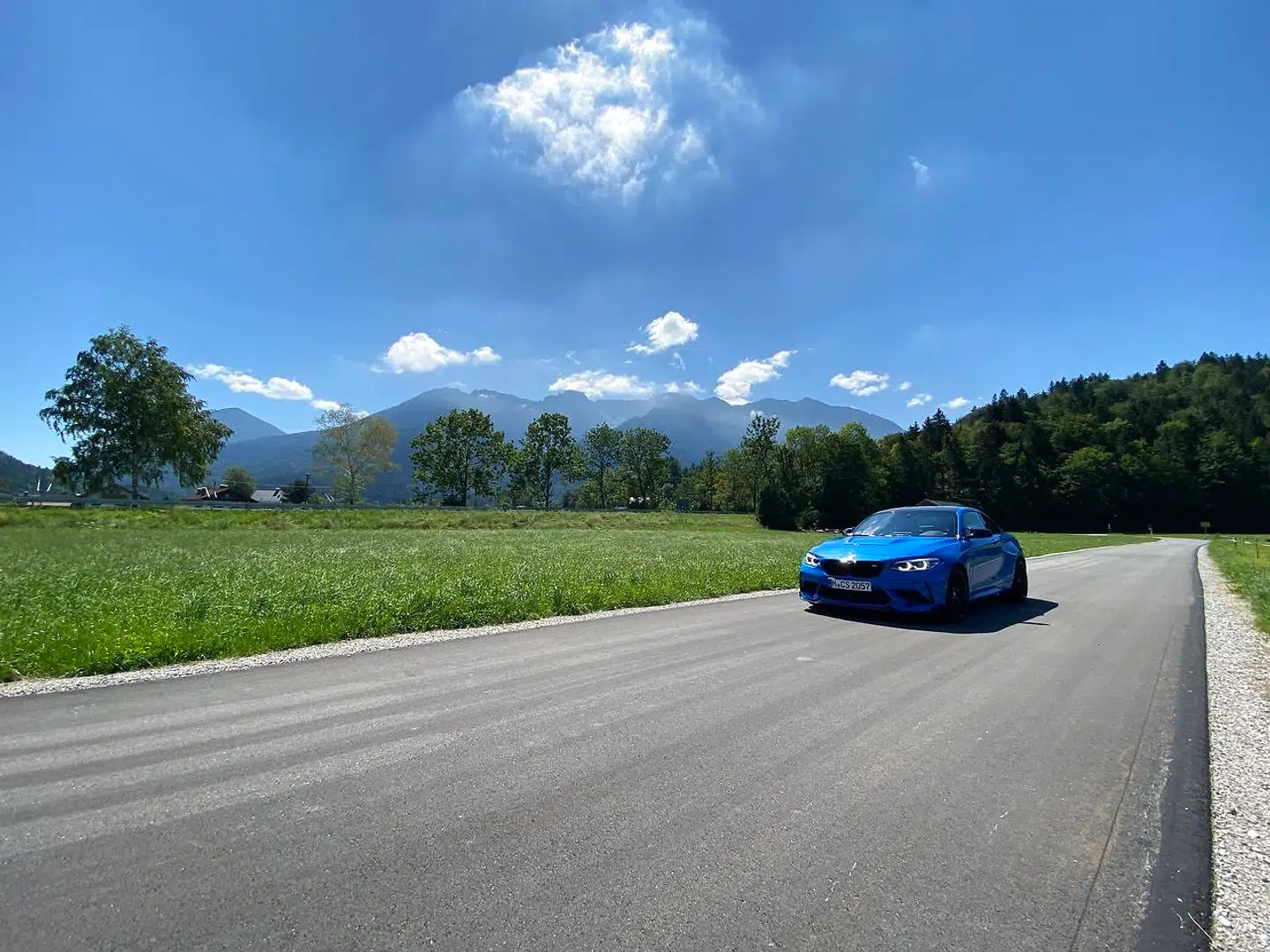 BMW M2 CS med Alperne i baggrunden. Her lever den kompromisløse 450 hk BMW performancebil.