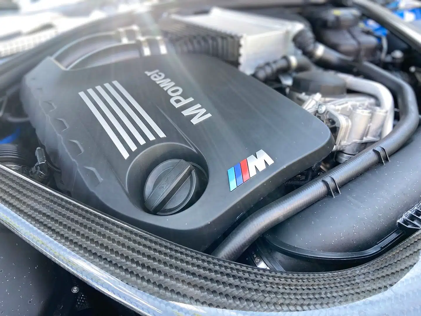 BMW M2 CS har en 3,0-liters sekscylindret rækkemotor proppet med motorsportsteknologi der yder 450 hk og 550 Nm.