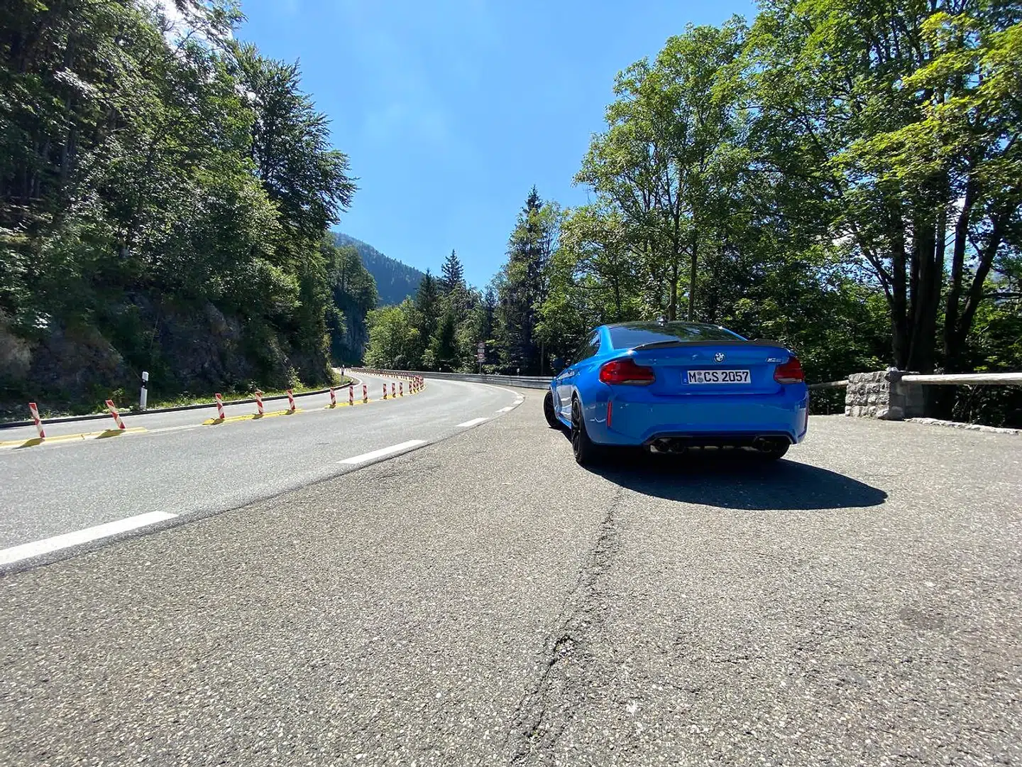 BMW M2 CS på hill climb-strækningen hvor Kesselbergrennen bliver afholdt. På en snoet alpevej har den det som en fisk i vandet.