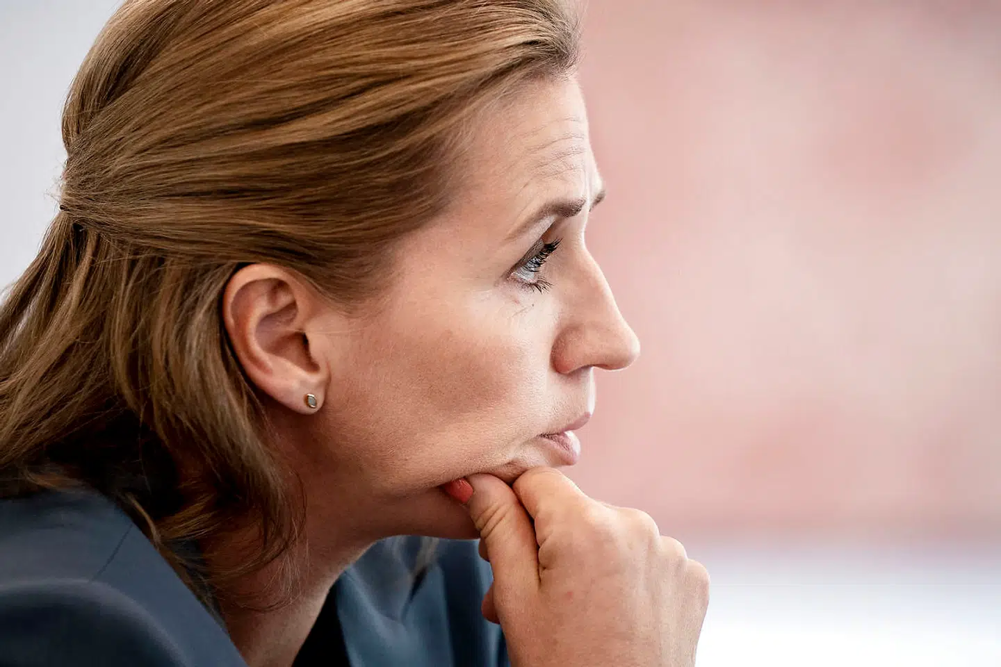 Statsminister Mette Frederiksen (S) graver grøfter under coronakrisen, når hun jagter flere indtægter fra erhvervslivet med en meget negativ retorik, mener Esther Dora Rado.