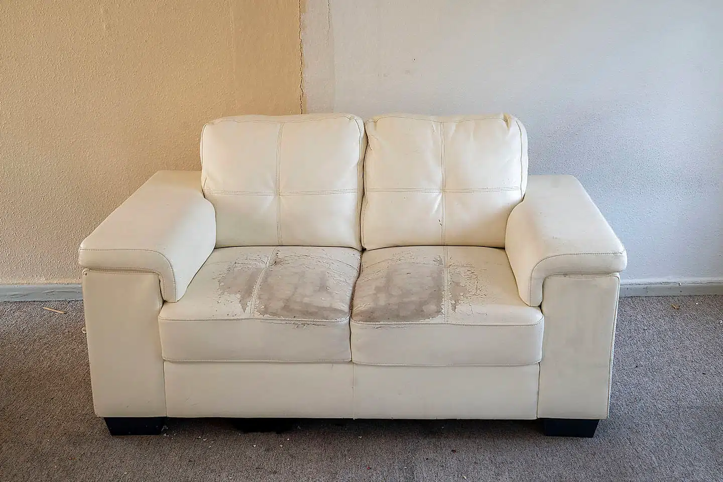 Lejerne fortæller, at der drypper vand fra loftet og ned i denne sofa, når der er uvejr. Sofaen er ved fotografering tør af augusts hede, men loftet er vådt.