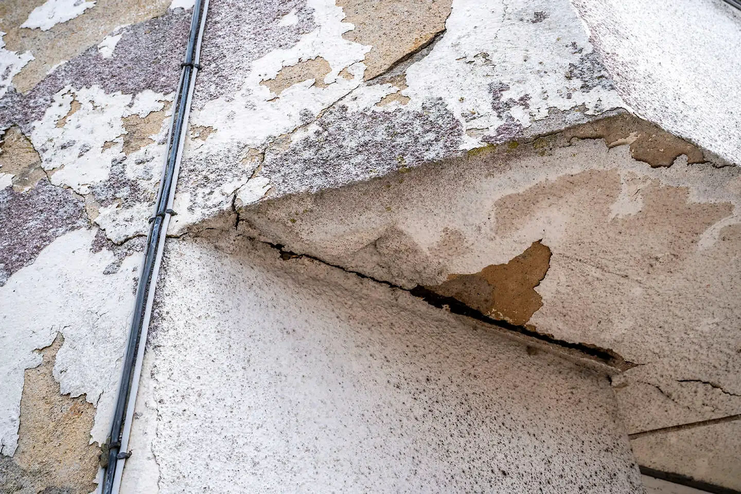 Advokaternes ejendom i Store Merløse har tydelige sætningsskader.