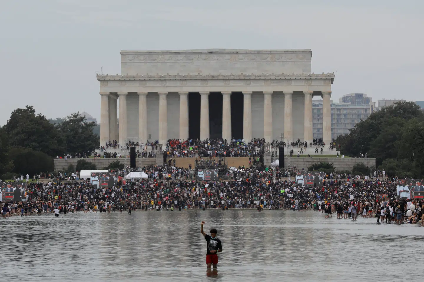Fredagens demonstration er organiseret under titlen Get Your Knee Off Our Necks, som henviser til George Floyds død i maj under en brutal anholdelse. Andrew Kelly/Reuters