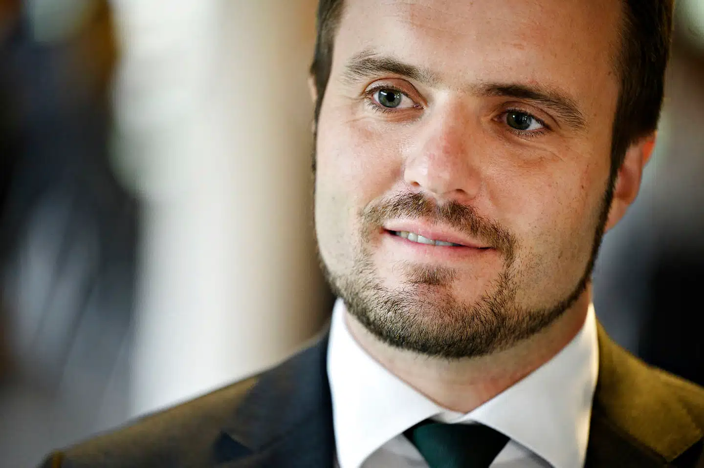 Brancheorganisationen Horesta er langtfra sikker på, at den arbejdsdelingsordning, som regeringen snart fremlægger, kan hjælpe landets mindre virksomheder. Erhvervsminister Simon Kollerup (S) kalder selv ordningen for »en hjælpende hånd« til lønmodtagerne.