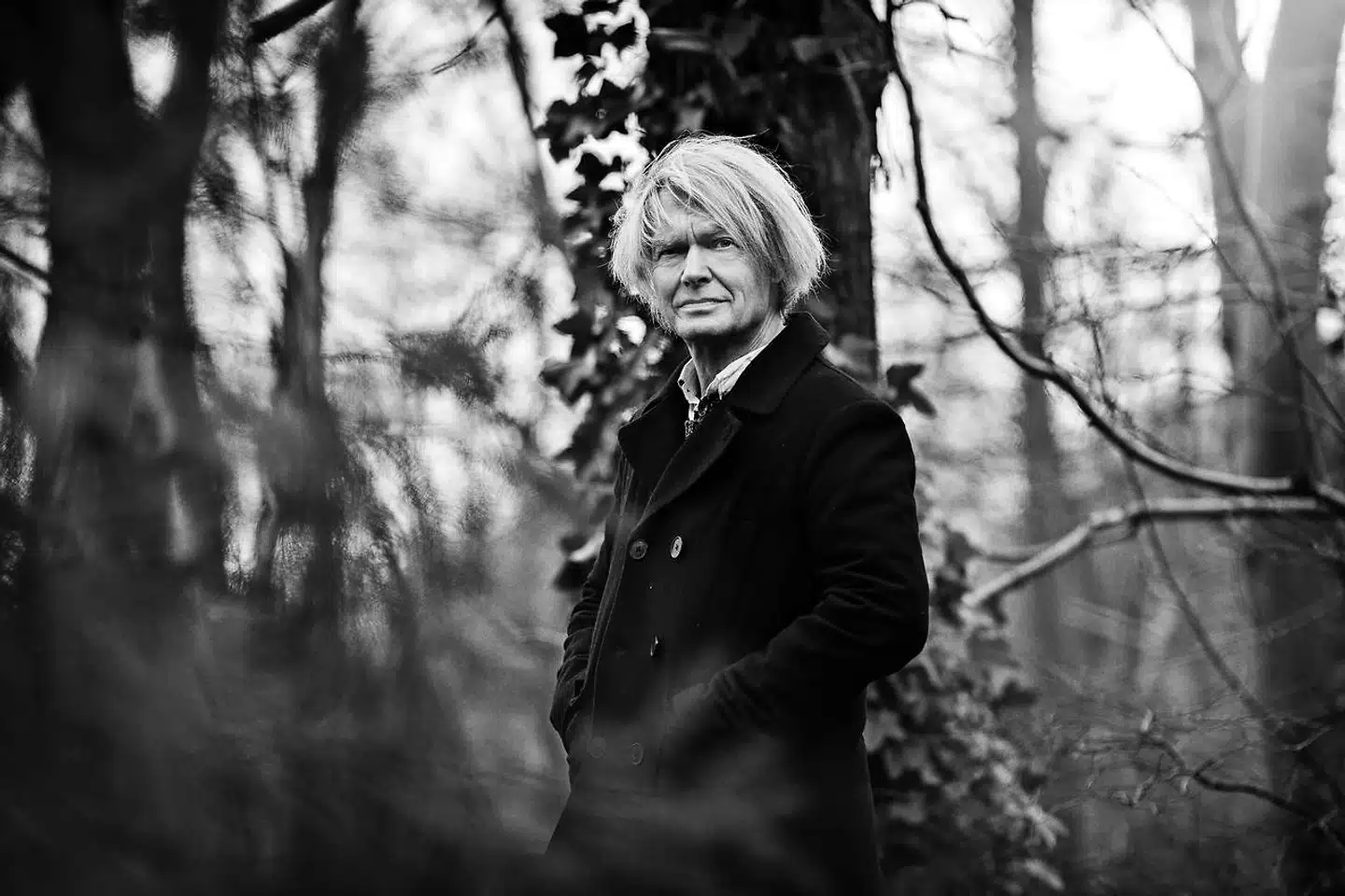 »Man kunne blive her, hvis det hele var helt ægte, hvis fornemmelsen havde dybere rødder eller stedet mulighed for en rodfæstelse, men jeg ved, at sådan er det ikke, jeg ser pennen i min hånd og ved, at den er på vej hjem til skrivemaskinen.«