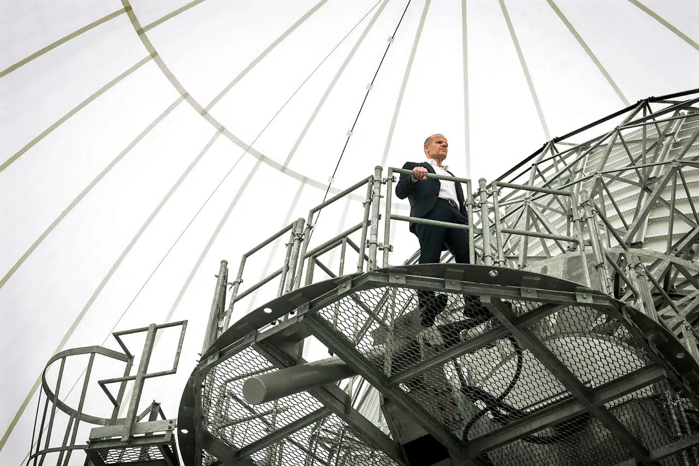 For otte år siden blev det besluttet, at Forsvarets Efterretningstjeneste skulle have et nyt hovedkvarter, fordi de nuværende bygninger var »uhensigtsmæssige« og »omkostningstunge«. Der er der ikke blevet bygget, men det bliver der snart, siger FE-chef Lars Findsen. Her ses han ved FEs lyttestation, Sandagergård, på Amager.